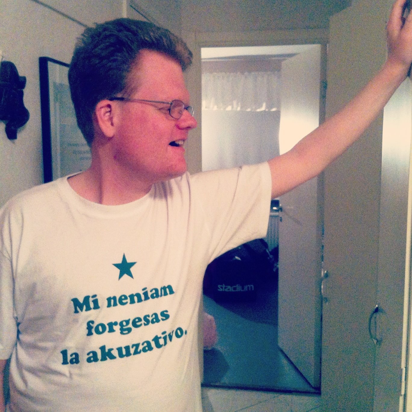 Sajtvärden i esperantisk T-tröja.